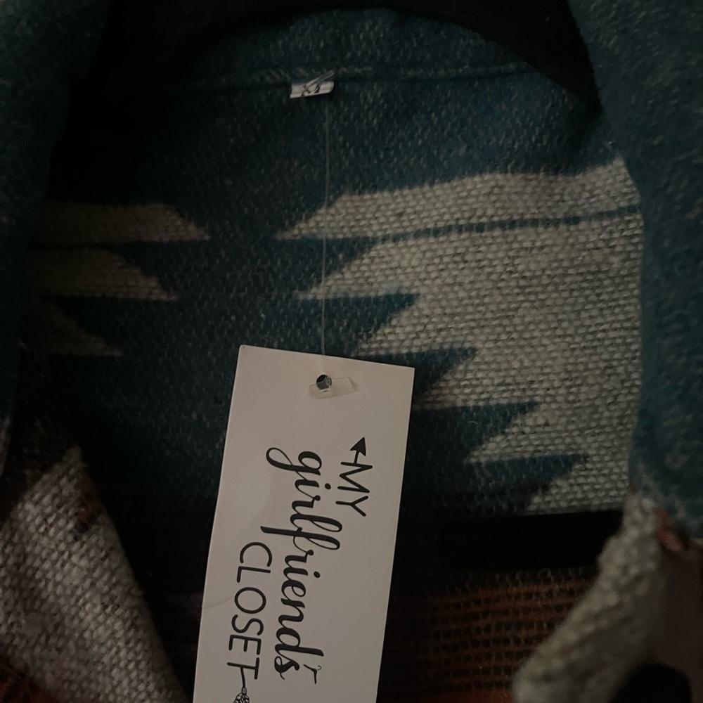 My girlfriends closet| Aztec shacket| Medium - Picture 5 of 6